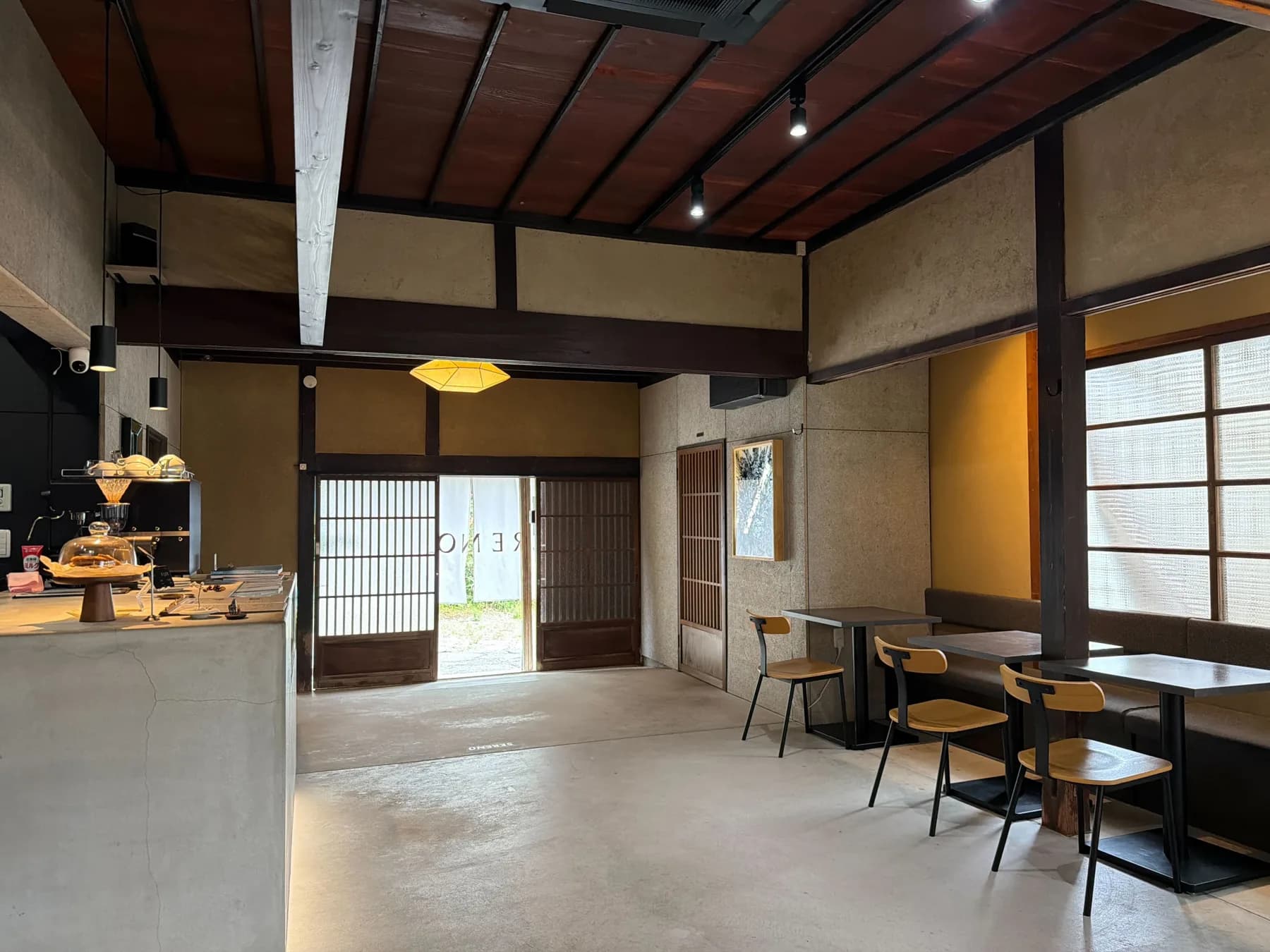 古民家をリノベした SERENO の店内。太い梁と土壁、障子から差し込む光
